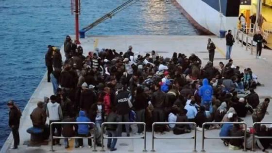 سفينة دورية فرنسية تنقذ 217 مهاجرا قرب السواحل الليبية