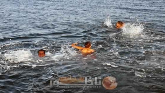 أطفال يسبحون وسط مياه مستنقع مارتشيكا غير مكترثين لتلوّث المياه‎