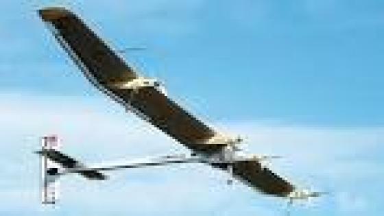 أول طائرة تعمل بالطاقة الشمسية تحلق فوق أبو ظبي