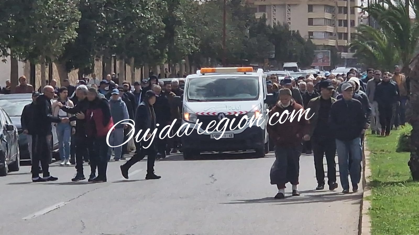 جنازة مهيبة للاستاذ مصطفى سليسلي رحمه الله جنازة مهيبة للاستاذ مصطفى سليسلي رحمه الله