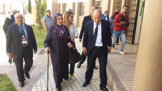 الاستاذ خليل متحد يستقبل بالمركب الاجتماعي النجد الممثلون المشاركون في المهرجان المغاربي بوجدة