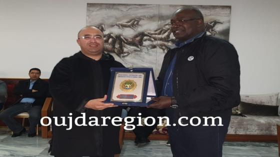 فيديو وصور..الاتحاد الافريقي لكرة اليد يكرم هشام الصغير
