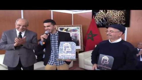 فيديو…تاوريرت:بوجوالة يكرم الطالب الفائز بالجائزة الوطنية للصناعة التقليدية