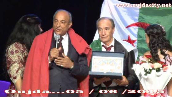 ادريس بوجوالة يكرم الفنان الجزائري عبد القادر شعو video