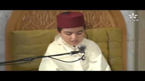 شاهد .. طفل يبهر الملك محمد السادس و المصلين بتلاوته القرآنية الرائعة في ليلة القدر