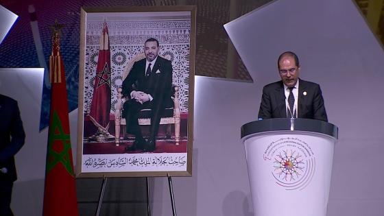 الوالي سفير يتلو رسالة المشاركين في المناظرة الوطنية للجهوية المتقدمة الى جلالة الملك