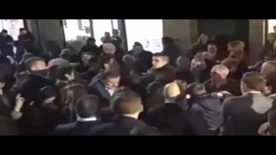 قاصر يلكم وجه راخوي