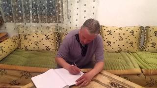حارس سيارات يؤلف كتبا