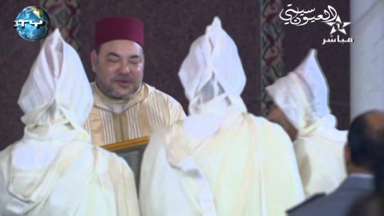 الملك يسلم جائزة محمد السادس التكريمية في فن الخط المغربي للسيد حماد يوجيل من مدينة وجدة