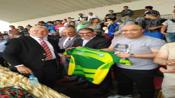 رئيس الجامعة الملكية المغربية لرياضة الركبي يقدم هدية لرئيس مجلس عمالة وجدة انكاد السيد هشام الصغير .