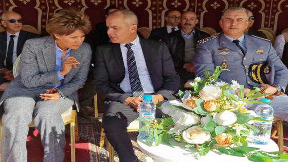 البطلة نزهة بدوان تكرم الحتاش عامل جرسيف في سباق شاركت فيه 1500 متسابقة