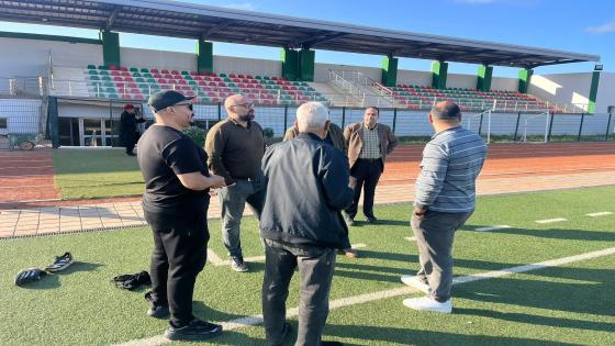 الهبري داخل ميدان ملعب احفير لرصد التحديات وفك المشاكل