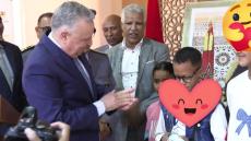 بحضور الفنان عاطر..اوعبو عامل فجيج يسلم نظارات لتلميذات العالم القروي
