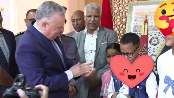 بحضور الفنان عاطر..اوعبو عامل فجيج يسلم نظارات لتلميذات العالم القروي