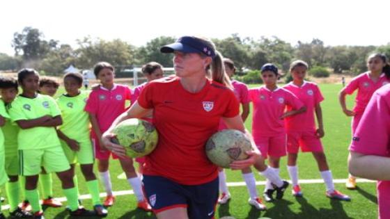 خبيرة أمريكيّة تحاول تجويد ممارسة كرة القدم النسويّة بالمغرب