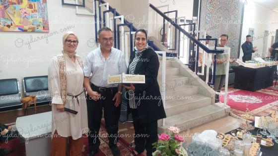 وجدة..في جو عائلي المديرة الجهوية للاسكان تكرم موظفين تقديرا وعرفانا لهم
