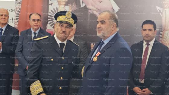 الوالي العطفاوي يوشح الدكتور حلوط وعدد من المنعم عليهم باوسمة ملكية سامية