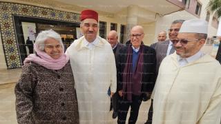 شاهدوا الوالي العطفاوي يزور مسنين وجدة ويمنحهم راديو لفحص الأسنان مرفوقا بالعلامة بنحمزة