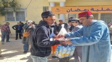 تاوريرت..بوسيف عامل الإقليم يوزع القفف على المعوزين
