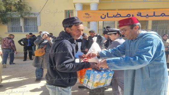 تاوريرت..بوسيف عامل الإقليم يوزع القفف على المعوزين