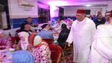 الوالي العطفاوي رفقة العلامة بنحمزة يشارك المسنين افطار رمضان الذي اقامه نجم العمل الخيري الحاج ادريس هوار