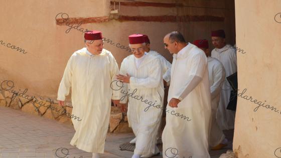 شاهدوا لحظات تسليم هبة ملكية لسيدي عبدالجبار الفجيجي بحضور العامل اوعبو