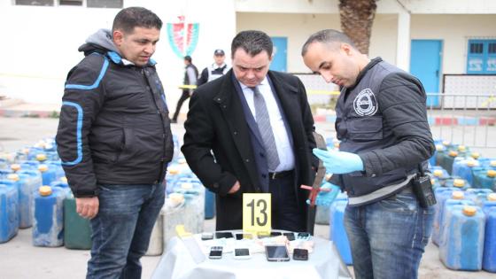 شاهدوا.. أمن الناظور يعرض المحجوزات التي جرى ضبطها أمس بحوزة شبكة متخصصة في تهجير البشر