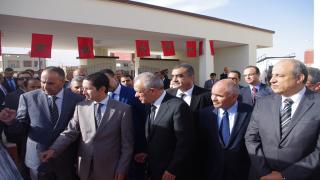 الكروج يشرف بوجدة على عملية توزيع المحافظ رفقة والي الجهة الشرقية