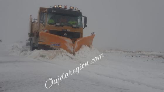 شاهدوا..الثلوج تقطع طريق دبدو وانزال للاليات لفك العزلة