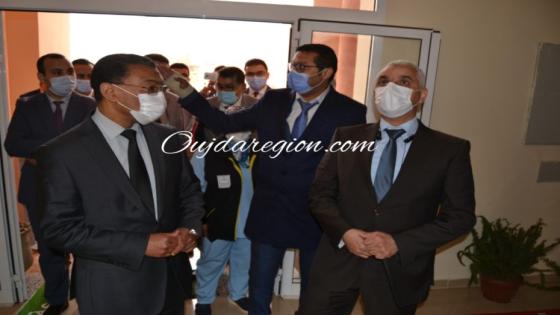 شاهد بفجيج…وزير الصحة والعامل ضرهم يتفقدان مراكز التلقيح