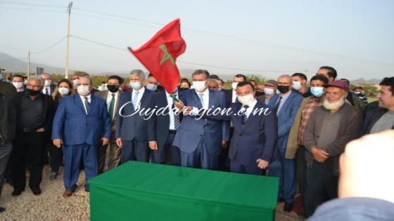 على بعد امتار من الحدود..اخنوش يطلق مشاريع فك العزلة عن ساكنة جميع الجماعات القروية لبركان