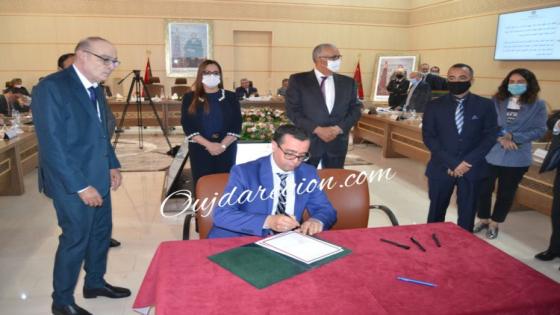 صوت وصور..بوشارب تجلس مع المهنيين والمتدخلين في التعمير بجهة الشرق وتوقع اتفاقيات شراكة للتشجيع