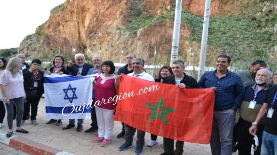 شاهدوا امام الحدود المغربية الجزائرية كبار منظمي السياحية الإسرائيليين يدعون بالنصر لجلالة الملك محمد السادس