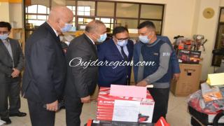الحجام الكاتب العام لولاية الشرق يوزع تجهيزات مؤسسة محمد الخامس رسمت الابتسامة على خريجي التكوين المهني