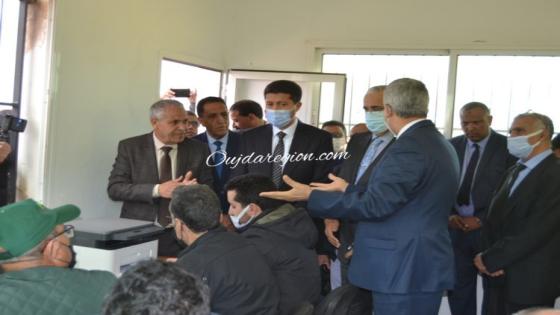 شاهد..صديقي وزير الفلاحة يطلق بوجدة توزيع الشعير وتلقيح الاغنام ومعالجة النحل وبناء الصهاريج