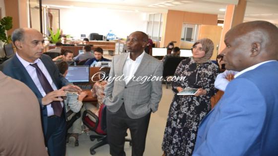 حبوها عامل بركان يشرح بالانجليزية للوفد الكيني الذي انبهر بمستوى الخدمات الإدارية