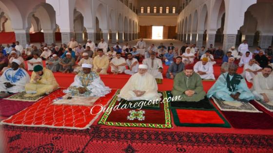 شاهد. شيخ القادرية بنيجيريا ومريديها يصلون الجمعة بالبودشيشية ويدعون بالنصر لجلالة الملك محمد السادس