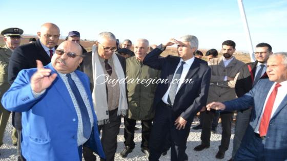 شاهد بوجدة..الوزير صديقي والوالي الجامعي يطلقان بالشريط الحدودي مشاريع دعم الفلاح والطرق