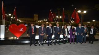 شاهدوا..لحظة افتتاح I LOVE OUJDA أمام محطة القطار القديمة