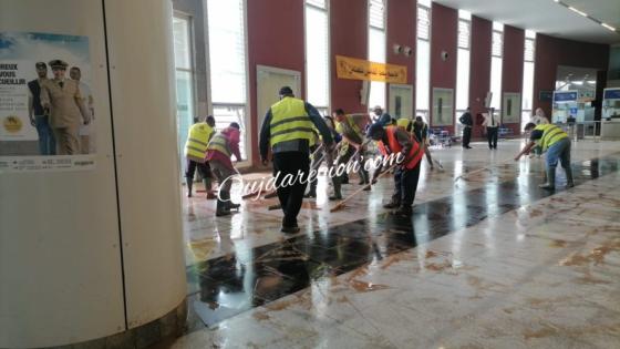 بالصور ..عمال مركز الإغاثة لمجلس جهة الشرق ينفذون مطار وجدة من الفيضانات