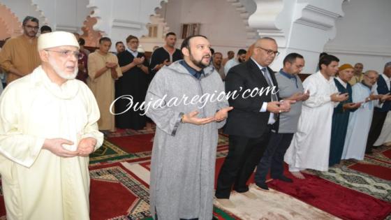 شاهدوا شيخ البودشيشية يتقدم المصلين على ضحايا الزلزال