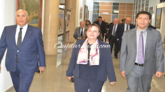 شاهد بوجدة .الوالي الجامعي يترأس حفل الانصات للخطاب الملكي للمسيرة الخضراء بحضور وزيرة التضامن