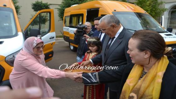 صوت وصور..الوالي الجامعي يسلم حافلات للاطفال في وضعية صعبة بوجدة