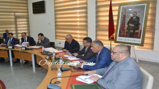 شاهدوا الجامعي والي جهة الشرق يترأس لقاء لاقناع الأساتذة للرجوع للاقسام
