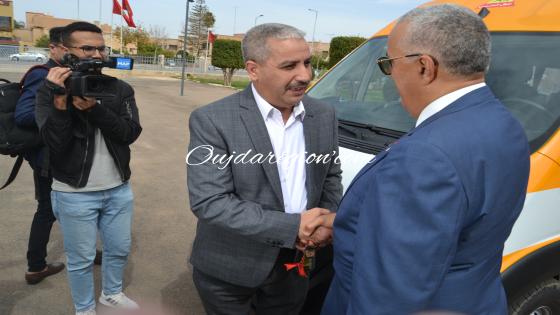 وجدة..الوالي الجامعي يسلم حافلات النقل المدرسي على الجماعات القروية