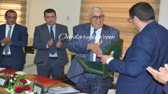 شاهدوا بوجدة..الوالي الجامعي يوقع اتفاقية للفحص الاجتماعي ل3800 أسرة بجهة الشرق