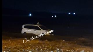 شاهدوا فيضانات وجدة تجرف سيارات بدون خسائر بشرية