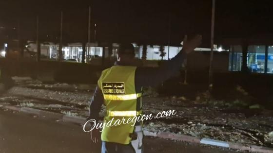 الدرك الملكي بوجدة تحت الامطار الغزيرة لتحذير وتوجيه المواطنين