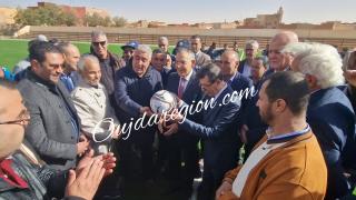 شاهدوا بوجدة..الوالي خطيب لهبيل والكاتب للجامعة الملكية يسلمان الملعب البلدي في حلة جديدة