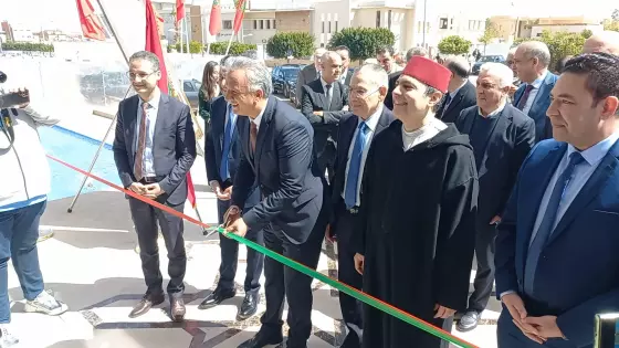 وجدة..واش غيسمح مركز الاستثمار طلوع سيارات فوق الرصيف في زيارة الوزير بعد ايام